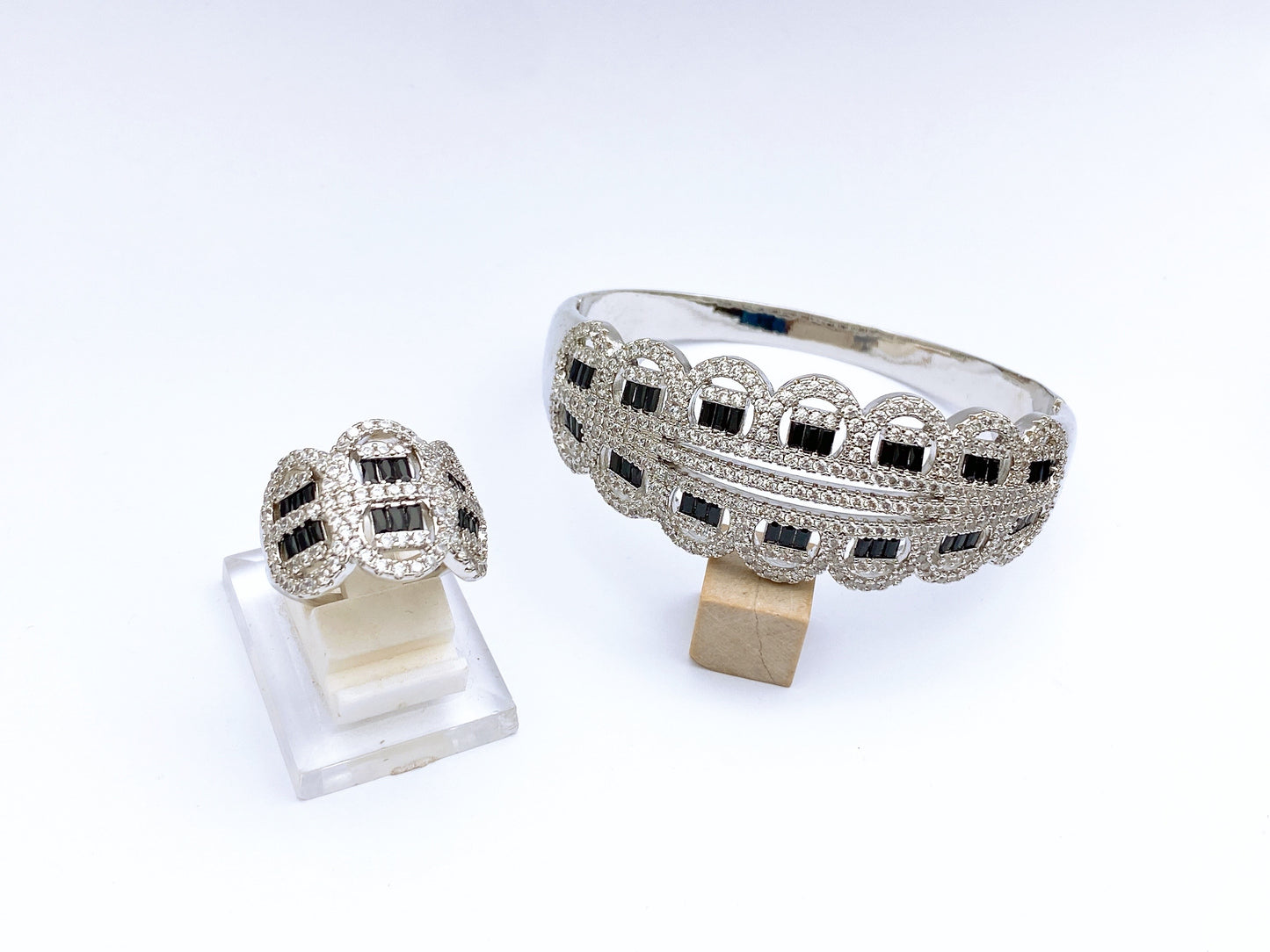 Hand Cuff With Ring (Adjustable)￼